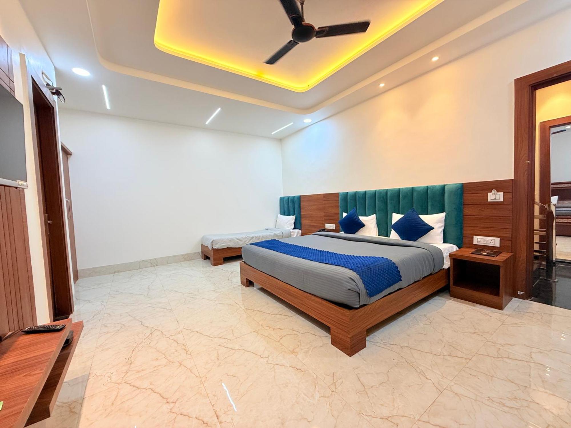 Hotel Tulip Light Mathura Esterno foto